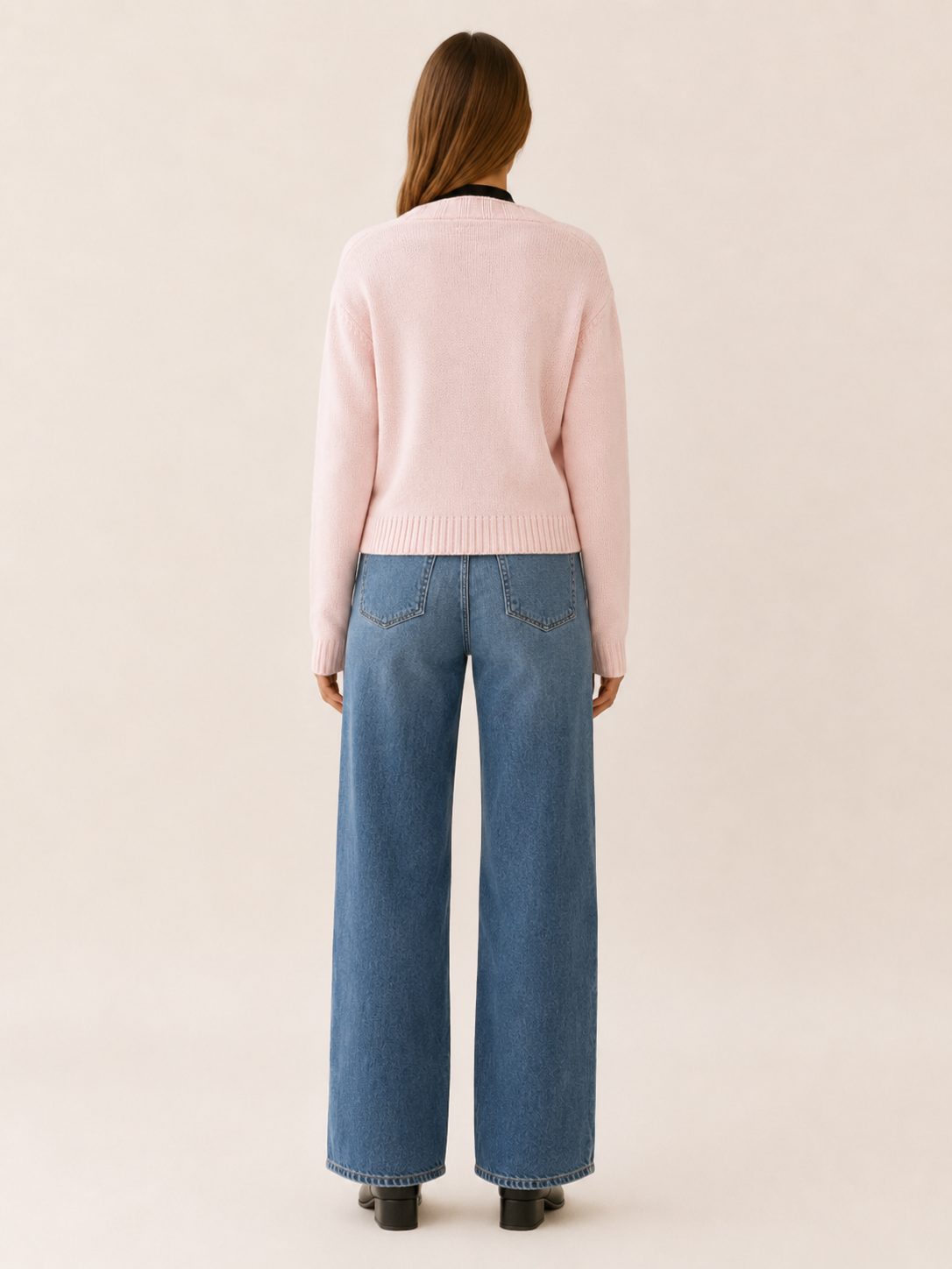 Gaia | Cropped Cardigan with V-Neck and Button Front