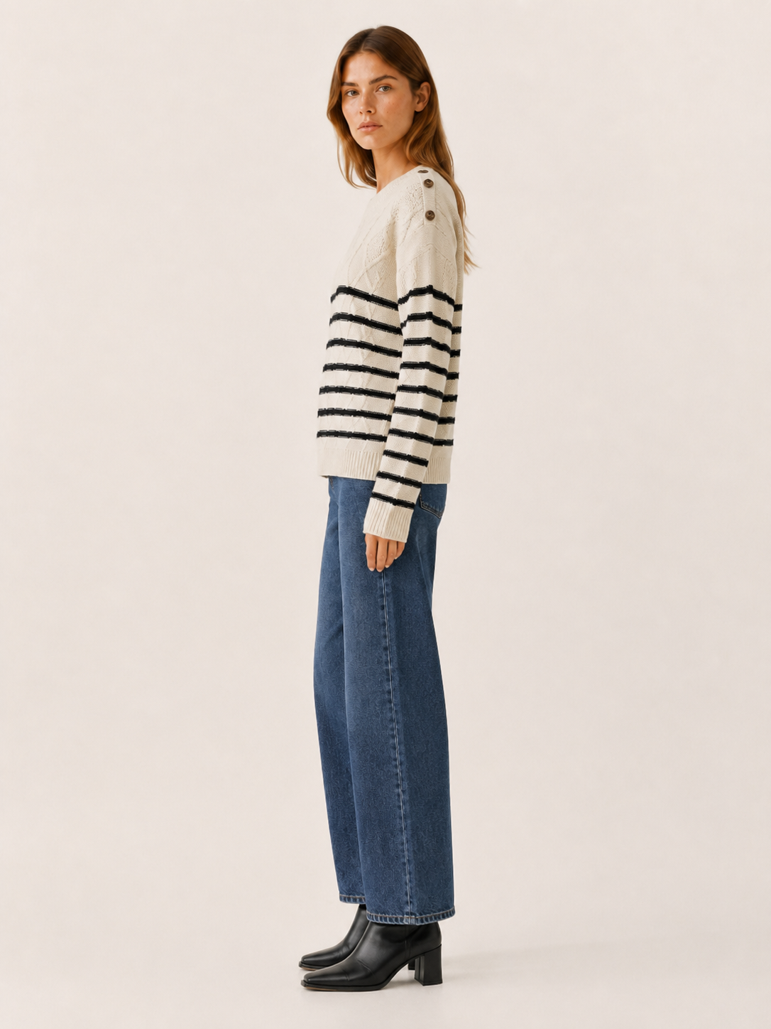 Hedrina | Round Neck Sweater with Striped Design
