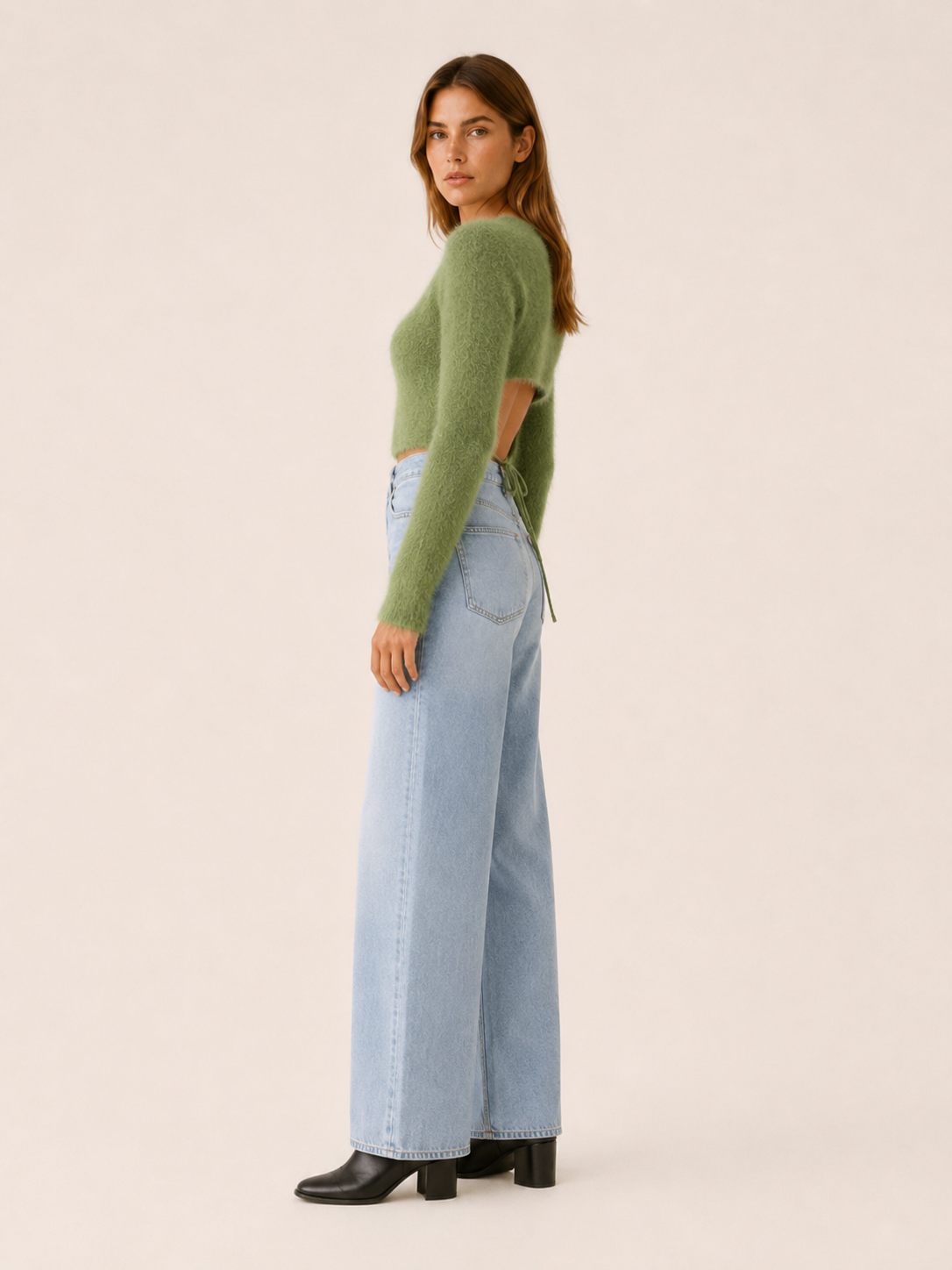 Helena | Cropped Jumper with Open Back and Round Neck