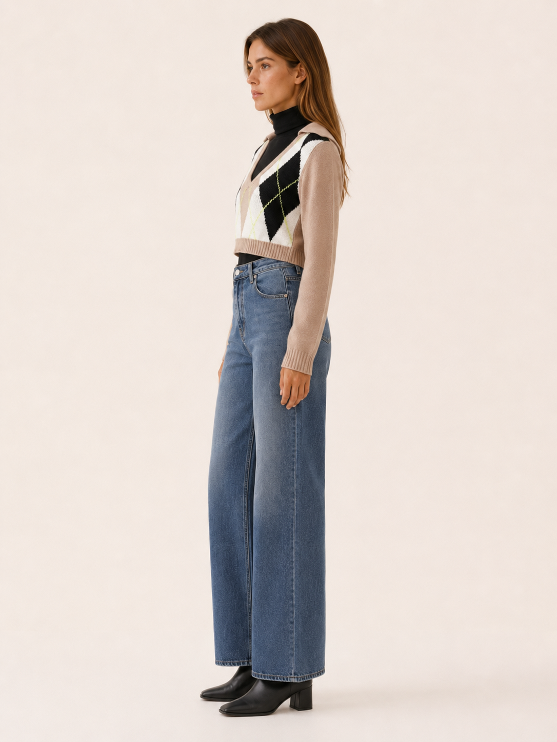 Meravie | Cropped Sweater with Argyle Pattern and V-Neck