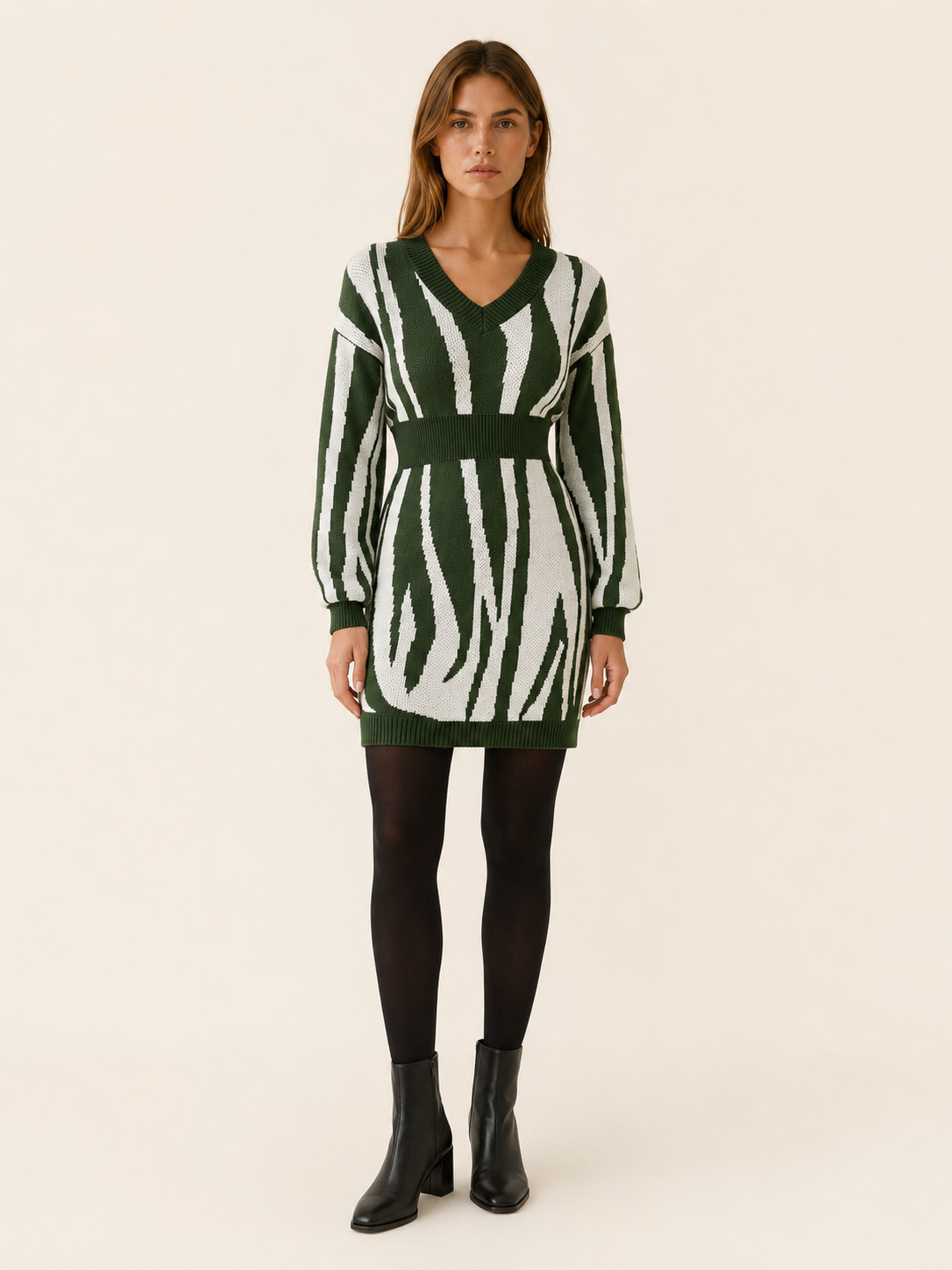 Vianne | Jumper Dress with Animal Print and V-Neck
